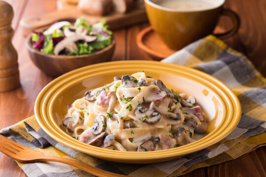【マッシュルームのクリームパスタ】マッシュルームとしめじをたっぷり使ったキノコのクリームパスタです。｜ 【Creamy Mushroom Pasta with Shimeji】　A rich and creamy pasta dish made with plenty of mushrooms and shimeji. Perfect for autumn meals.
