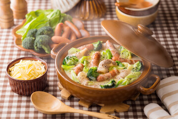 【豆乳チーズ鍋】コンメソと塩で味を整えた豆乳とたっぷりのチーズで楽しむ豆乳チーズ鍋。胡椒を軽くふって仕上げました。 |  【Soy Milk Cheese Hot Pot】A creamy hot pot made with soy milk, cheese, and a dash of salt and consommé. Finished with a black pepper.