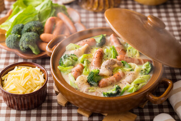 【豆乳チーズ鍋】コンメソと塩で味を整えた豆乳とたっぷりのチーズで楽しむ豆乳チーズ鍋。胡椒を軽くふって仕上げました。 |  【Soy Milk Cheese Hot Pot】A creamy hot pot made with soy milk, cheese, and a dash of salt and consommé. Finished with a black pepper.