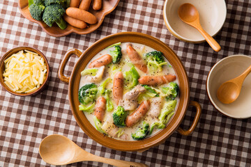 【豆乳チーズ鍋】コンメソと塩で味を整えた豆乳とたっぷりのチーズで楽しむ豆乳チーズ鍋。胡椒を軽くふって仕上げました。 |  【Soy Milk Cheese Hot Pot】A creamy hot pot made with soy milk, cheese, and a dash of salt and consommé. Finished with a black pepper.
