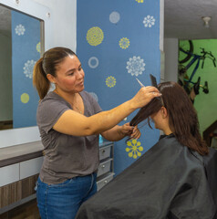 Corte de cabello en casa de colonia en México muy autóctono 