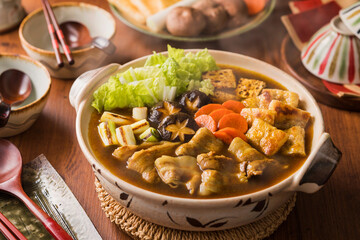 【和風カレー鍋】和風だしで作ったカレーのつゆで豚バラ肉・野菜・豆腐・油揚げを楽しむ鍋です。 | 【Japanese Curry Hot Pot】A Japanese-style hot pot featuring pork belly, vegetables, tofu, and fried tofu simmered in a curry-flavored dashi broth.