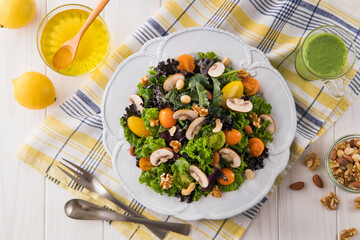 【ケールサラダ】5種類のケールにカラフルなトマトとマッシュルームを合わせてナッツを散らし仕上げたサラダです。 | 【Kale Salad with Tomatoes, Mushrooms, and Nuts】A vibrant salad made with five kinds of kale, colorful tomatoes, mushrooms, and a sprinkle of nu