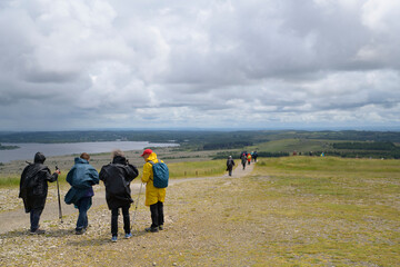 Randonneurs seniors dans les Monts d'Arrée en Bretagne - France