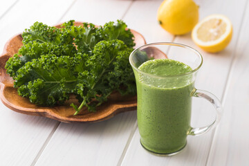 【ケールスムージー】ビタミン・ミネラル・カルシウムなどを多く含む栄養価の高い野菜「ケール」のスムージーです。 | 【Kale Smoothie – Nutritious Green Drink】A healthy green smoothie made with kale, rich in vitamins, minerals, and calcium.