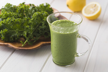 【ケールスムージー】ビタミン・ミネラル・カルシウムなどを多く含む栄養価の高い野菜「ケール」のスムージーです。 | 【Kale Smoothie – Nutritious Green Drink】A healthy green smoothie made with kale, rich in vitamins, minerals, and calcium.