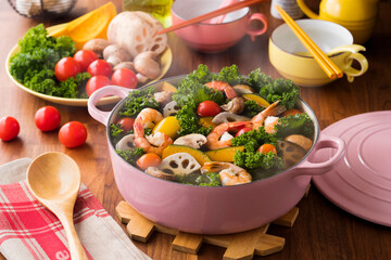 【ケール鍋】栄養満点のケールをたっぷり楽しむ草鍋です。トマトやカボチャなど彩豊かな野菜と一緒にコンソメベースのスープで煮込みます。 | 【Kale Hot Pot with Colorful Vegetables】A nutritious hot pot with kale and colorful vegetables in a light consommé broth.