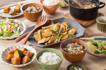 【鮭のちゃんちゃん焼き】鮭にじゃがいも・アスパラガス・キャベツ・味噌とバターでグリルしました。北海道 山海の特産物を楽しめるようなチャンチャン焼きです。 | 【Salmon Chanchan-yaki – Grilled Salmon with Miso and Butter】A rustic dish from Hokkaido, Japan.