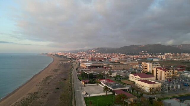 Toma a&eacute;rea en movimiento sobre la playa de Malgrat de Mar mostrando la costa y la arena desde el aire.
