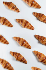 Panes croissants en repeticion sobre fondo blanco 