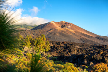 Ausbruchsstelle des Vulkans Tajogaite auf La Palma mit darunter liegendem Lavafeld