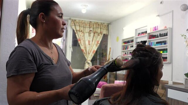 Corte de cabello en peluquéria humilde de barrio de México