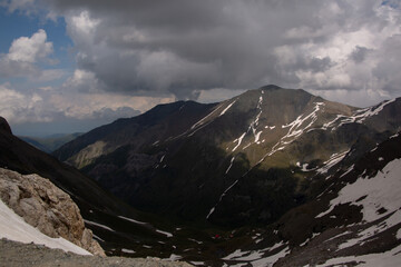 Obraz premium mountain landscape on a sunny summer day. thick clouds and clear sky over mountain peaks, mountain tourism, environmental protection and ecology