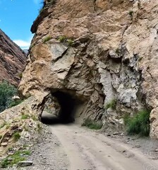 Tunel e estrada em Peru. precipicio. turismo