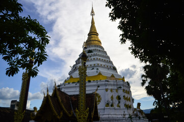 Fototapeta premium White Pagoda in the Evening, Lanna Architecture, Symbols of Buddhism, South East Asia at Chiang Yuen temple, Mueang Chiang Mai, Chiang Mai, Northern Thailand