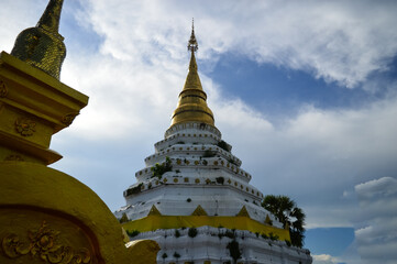 Fototapeta premium White Pagoda in the Evening, Lanna Architecture, Symbols of Buddhism, South East Asia at Chiang Yuen temple, Mueang Chiang Mai, Chiang Mai, Northern Thailand