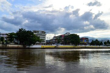 Obraz premium Ping River atmosphere in the evening at Mueang Chiang Mai, Chiang Mai, Northern Thailand