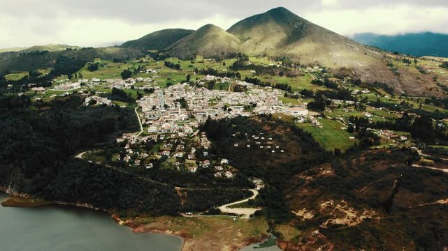 Vista del pueblo e Guatavita, ubicado en Cundinamarca, Colombia