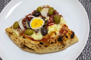 Original Brazilian pizza with olives, mushrooms, grated pepperoni, onion, red pepper, oregano and extra virgin olive oil