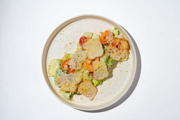 Bright and fresh, succulent shrimp sit atop crisp lettuce, accompanied by toasted bread pieces, creating a delightful salad perfect for a sunny lunch