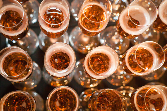 Overhead aspect of glasses with sparkling wine