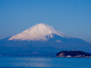 初春の富士山と江ノ島