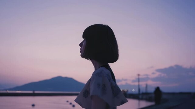 淡いパステルカラーの夕暮れと若い女性　エモい風景