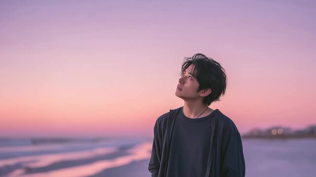 淡いパステルカラーの夕暮れと若い男性　エモい風景