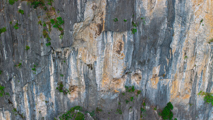 connecting Cat Ba Island and Ha Long Bay, surrounded by more than 400 large and small islands. This is a very beautiful tourist destination.