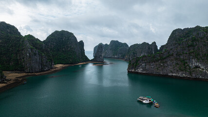 connecting Cat Ba Island and Ha Long Bay, surrounded by more than 400 large and small islands. This is a very beautiful tourist destination.