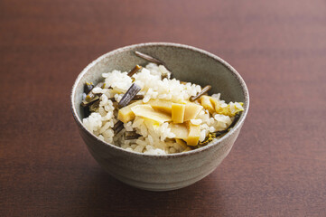 収獲したワラビで山菜ごはん