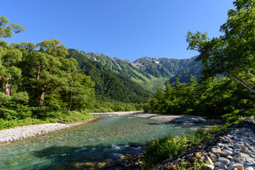 河童橋袂から望む梓川の上流。正面奥は穂高連峰。梓川は、長野県松本市を流れる信濃川水系犀川の上流域を示す別称。