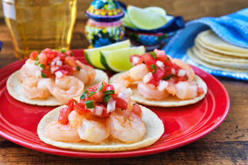メキシコの美味しいタコス　エビのタコス（海老のタコス） サルサ・メヒカーナ（サルサメヒカーナ）を添えて　Delicious Mexican tacos: Shrimp tacos, served with Salsa Mexicana  