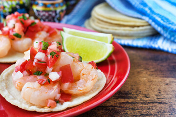 メキシコの美味しいタコス　エビのタコス（海老のタコス） サルサ・メヒカーナ（サルサメヒカーナ）を添えて コピースペースあり　Delicious Mexican tacos: Shrimp tacos, served with Salsa Mexicana, copy space available 