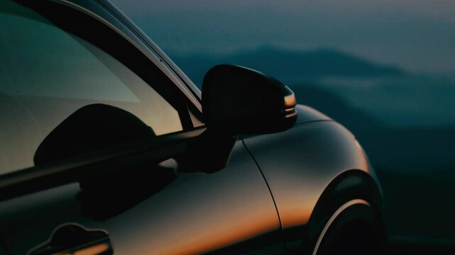 夕暮れが反射する車のボディ