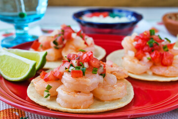 メキシコの美味しいタコス　エビのタコス（海老のタコス） サルサ・メヒカーナ（サルサメヒカーナ）を添えて　Delicious Mexican tacos: Shrimp tacos, served with Salsa Mexicana    

