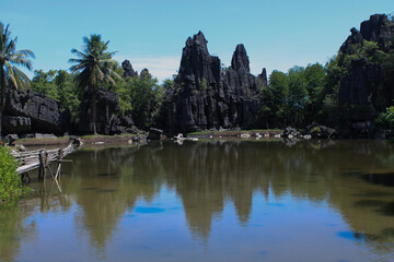 Obraz premium small lake surrounded by rock hills