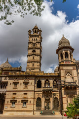 Fototapeta premium Elaborate palace with tall tower under cloudy sky.