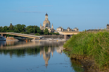Abriss der eingestürzten Carolabrücke in Dresden am 15. Juni 2025. Im Vordergrund die Elbe und...