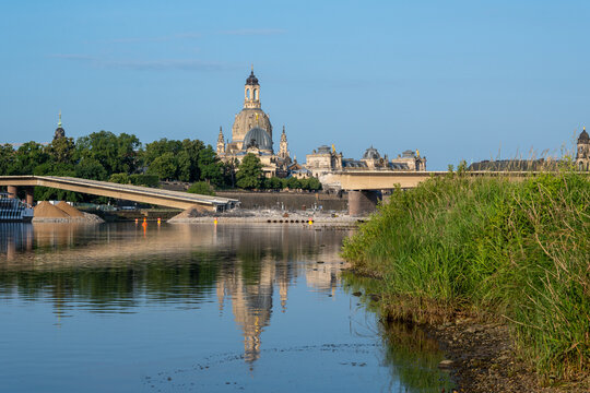 Abriss der eingest&uuml;rzten Carolabr&uuml;cke in Dresden am 15. Juni 2025. Im Vordergrund die Elbe und Elbwiese, im Hintergrund Frauenkirche, Br&uuml;hlsche Terrasse und Altstadtpanorama.