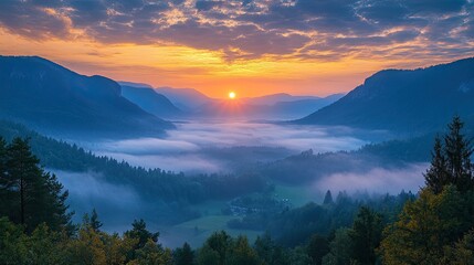 Dichter Morgennebel liegt Ã?Â¼ber majestÃ?Â¤tischen Bergen, wÃ?Â¤hrend die Sonne langsam aufgeht und Licht ins Tal bringt  