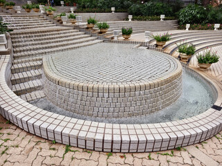 Obraz premium A beautiful fountain in the park is elegantly surrounded by stairs