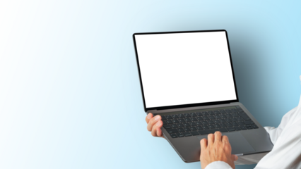 パソコンを持って操作する男性