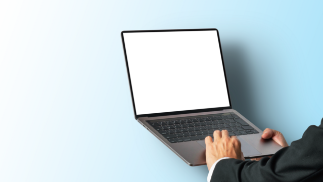 パソコンを持って操作する男性