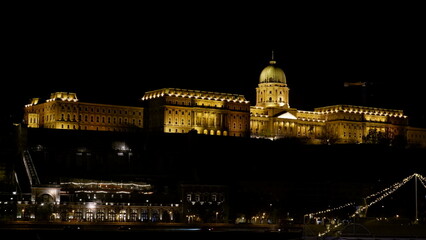 Obraz premium Hungarian Parliament building illuminated at night in Budapest.