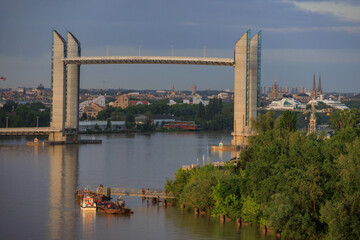 Die Garonne und die Stadt Bordeaux in Frankreich