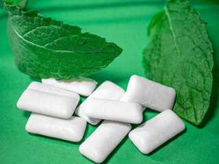 Spearmint flavored chewing gum with xylitol