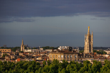 Fototapeta premium Die Stadt Bordeaux an der Garonne in Frankreich