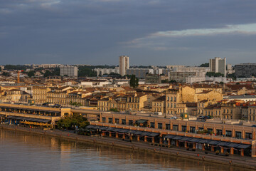die franzöische Stadt Bordeaux an der Garonne
