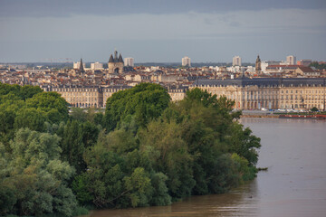 die franzöische Stadt Bordeaux an der Garonne